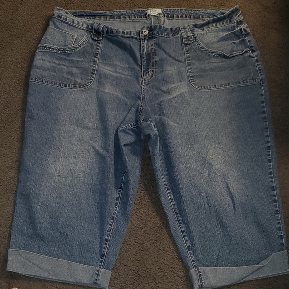 Cato, Plus Size Capri's, Size 28. - Picture 1 of 4
